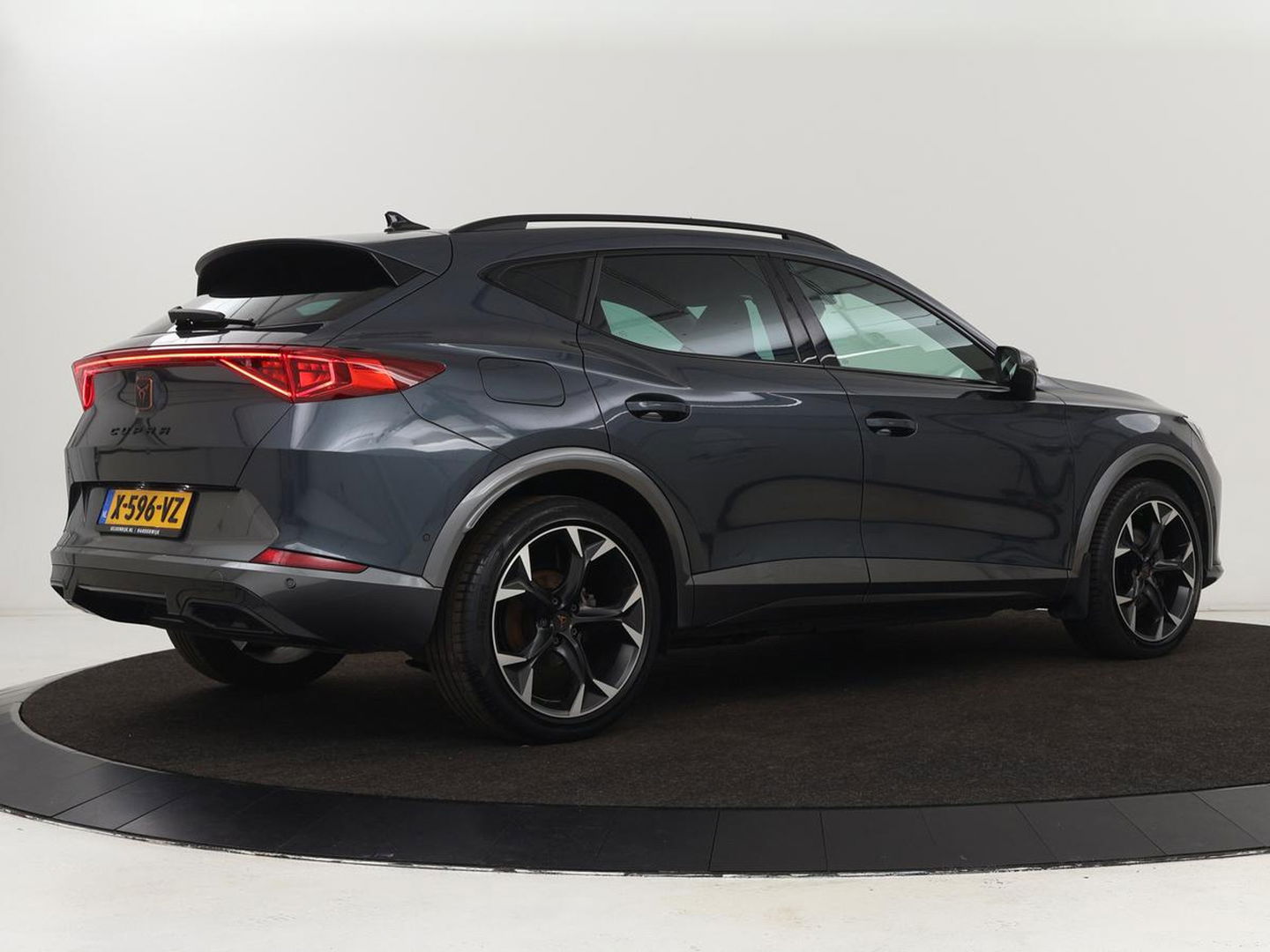 CUPRA Formentor 1.4 e-Hybrid | Leder | Trekhaak | Stoel & stuurverwarming | Carplay | Camera | Memory | Sfeerverlichting | Keyless | Full LED | PHEV