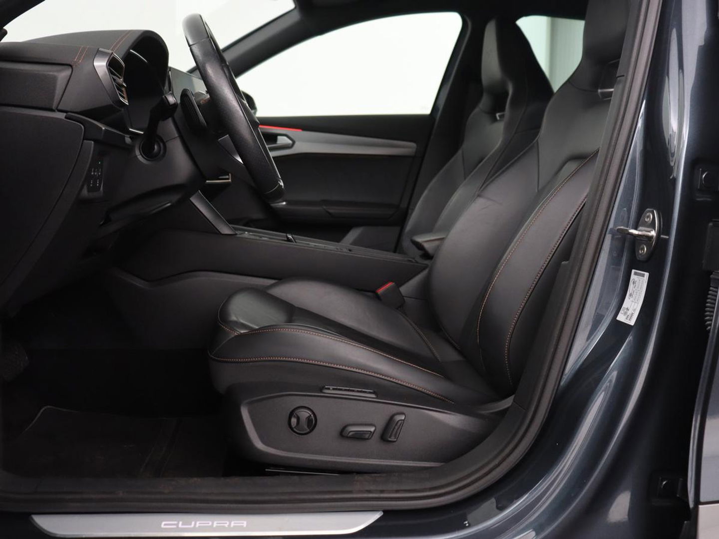 CUPRA Formentor 1.4 e-Hybrid | Leder | Trekhaak | Stoel & stuurverwarming | Carplay | Camera | Memory | Sfeerverlichting | Keyless | Full LED | PHEV