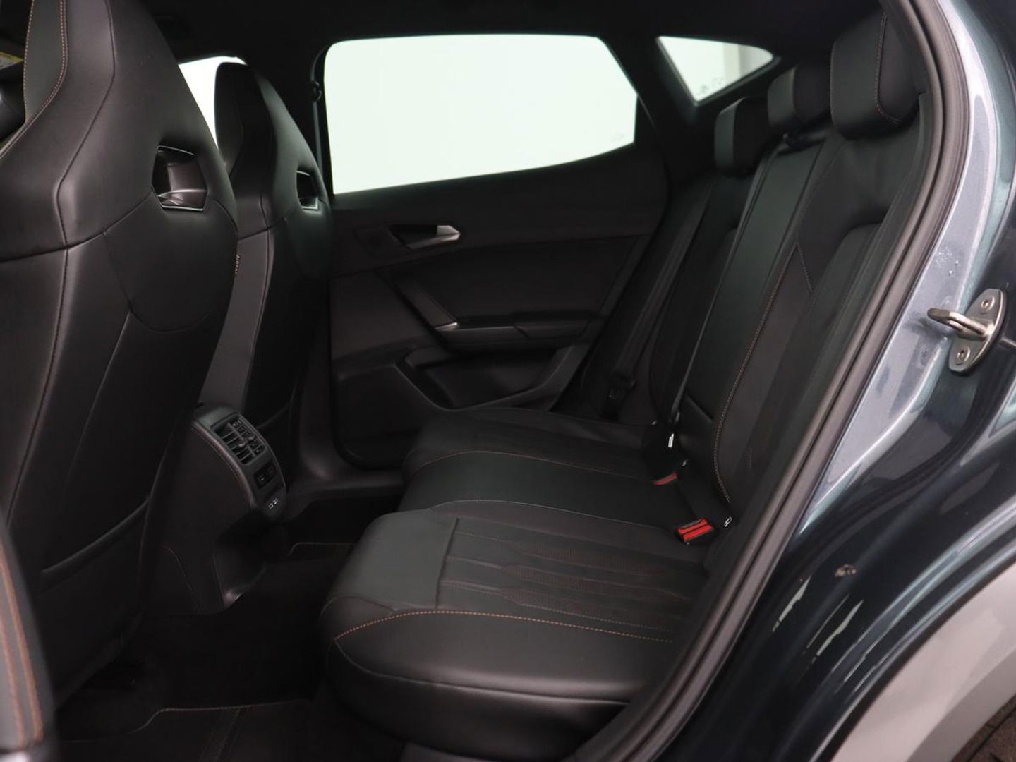 CUPRA Formentor 1.4 e-Hybrid | Leder | Trekhaak | Stoel & stuurverwarming | Carplay | Camera | Memory | Sfeerverlichting | Keyless | Full LED | PHEV