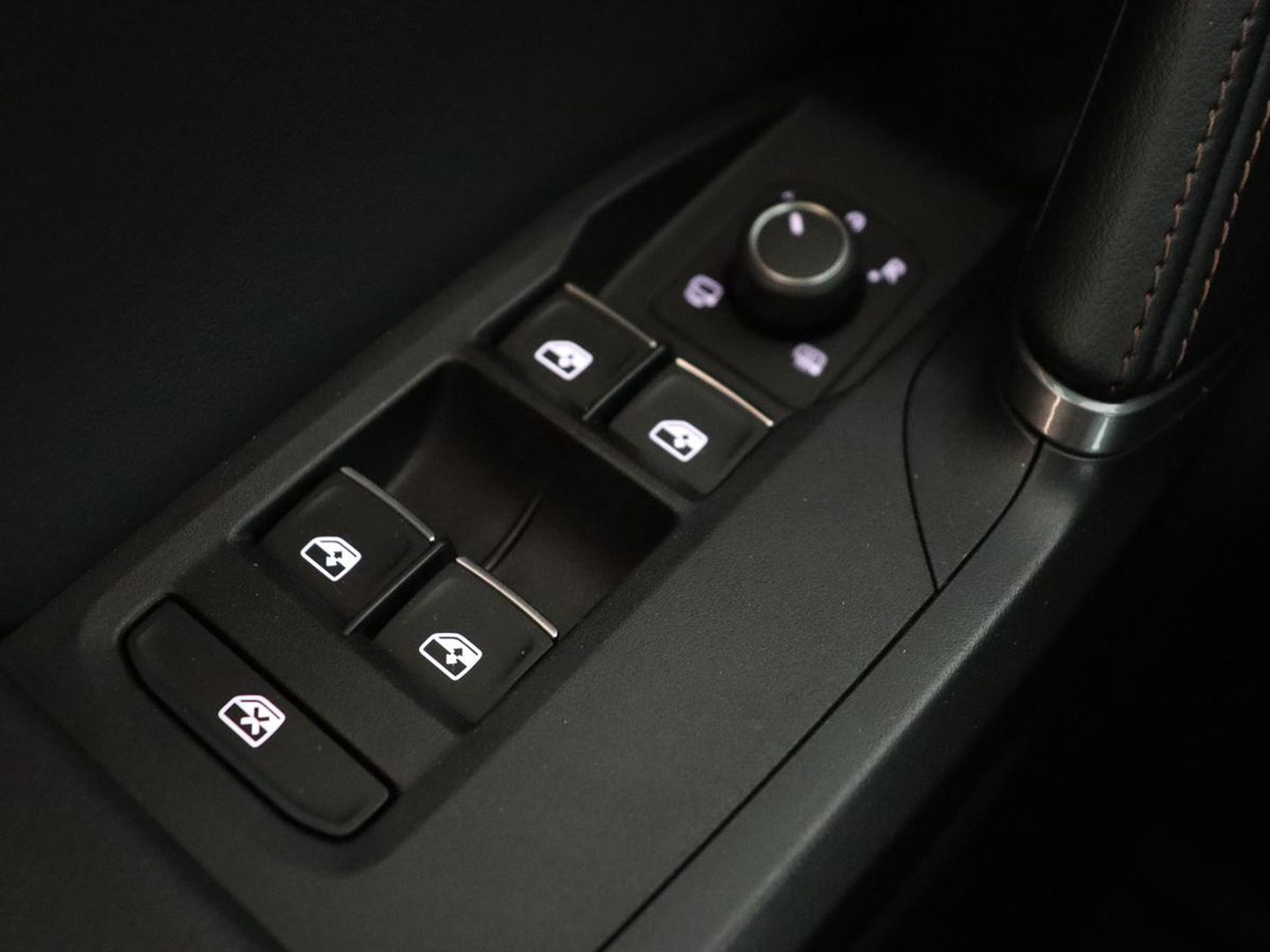 CUPRA Formentor 1.4 e-Hybrid | Leder | Trekhaak | Stoel & stuurverwarming | Carplay | Camera | Memory | Sfeerverlichting | Keyless | Full LED | PHEV