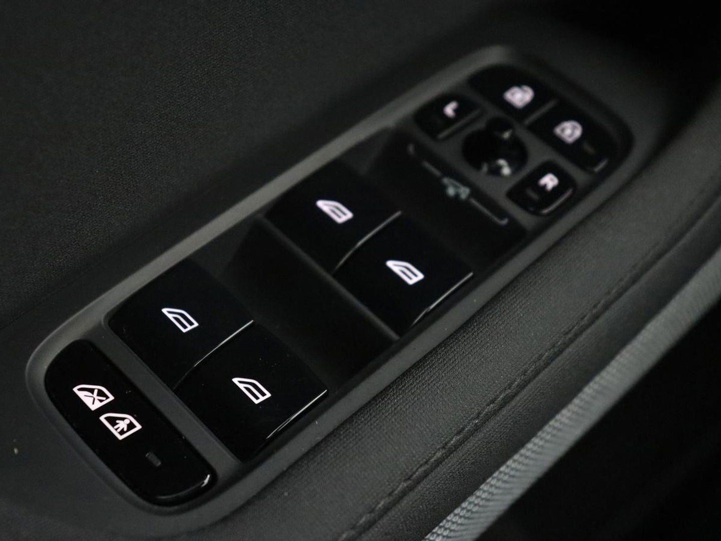 Polestar 2 Long Range Dual Motor Launch Edition 78kWh | Panoramadak | Trekhaak | Stoel & stuurverwarming | 360 camera | Adaptive cruise | Harman/Kardon | Carplay