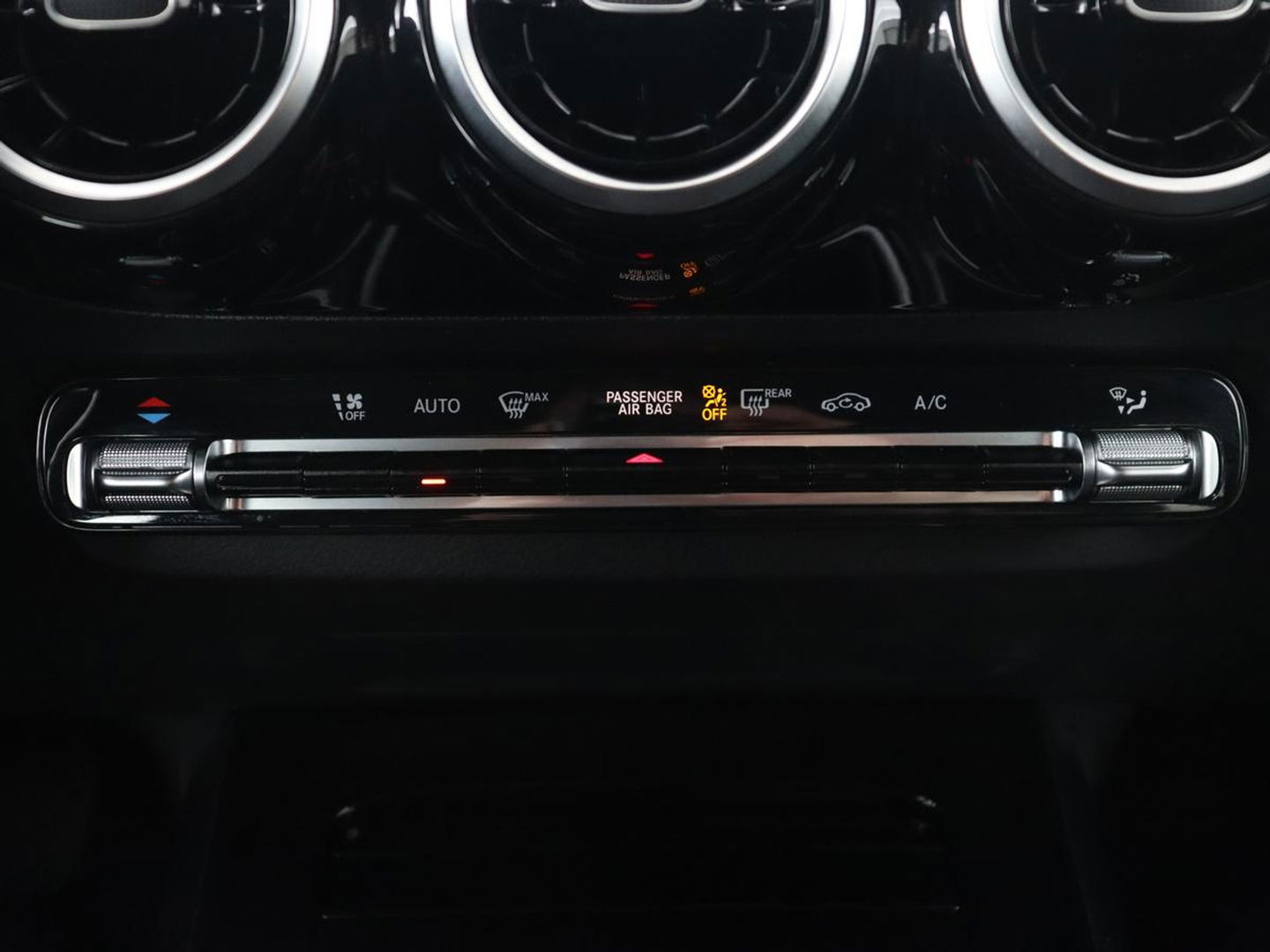 Mercedes-Benz B-Klasse 180 Advantage | Stoelverwarming | Camera | Carplay | Trekhaak | Full LED | Navigatie | Half leder | Climate control | Park Assist
