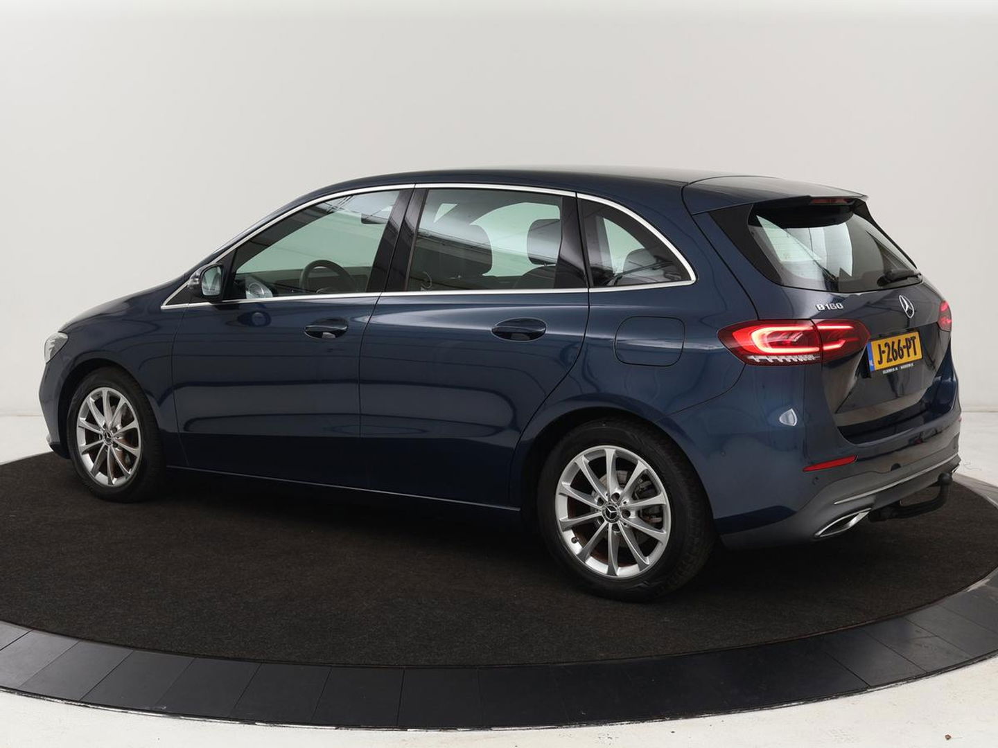 Mercedes-Benz B-Klasse 180 Advantage | Stoelverwarming | Camera | Carplay | Trekhaak | Full LED | Navigatie | Half leder | Climate control | Park Assist