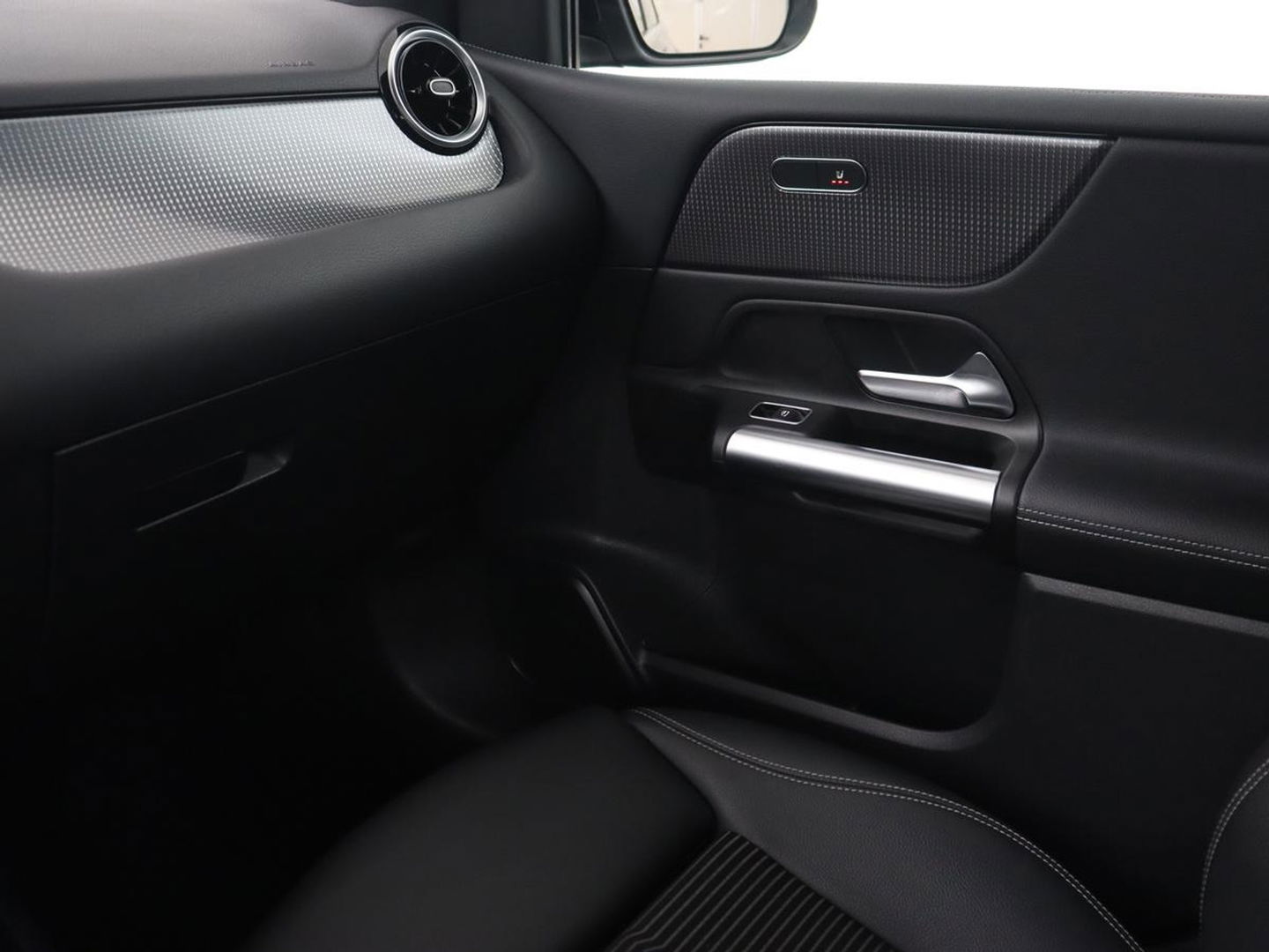 Mercedes-Benz B-Klasse 180 Advantage | Stoelverwarming | Camera | Carplay | Trekhaak | Full LED | Navigatie | Half leder | Climate control | Park Assist