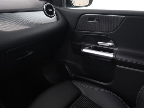 Mercedes-Benz B-Klasse 180 Advantage | Stoelverwarming | Camera | Carplay | Trekhaak | Full LED | Navigatie | Half leder | Climate control | Park Assist