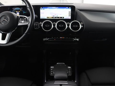 Mercedes-Benz B-Klasse 180 Advantage | Stoelverwarming | Camera | Carplay | Trekhaak | Full LED | Navigatie | Half leder | Climate control | Park Assist