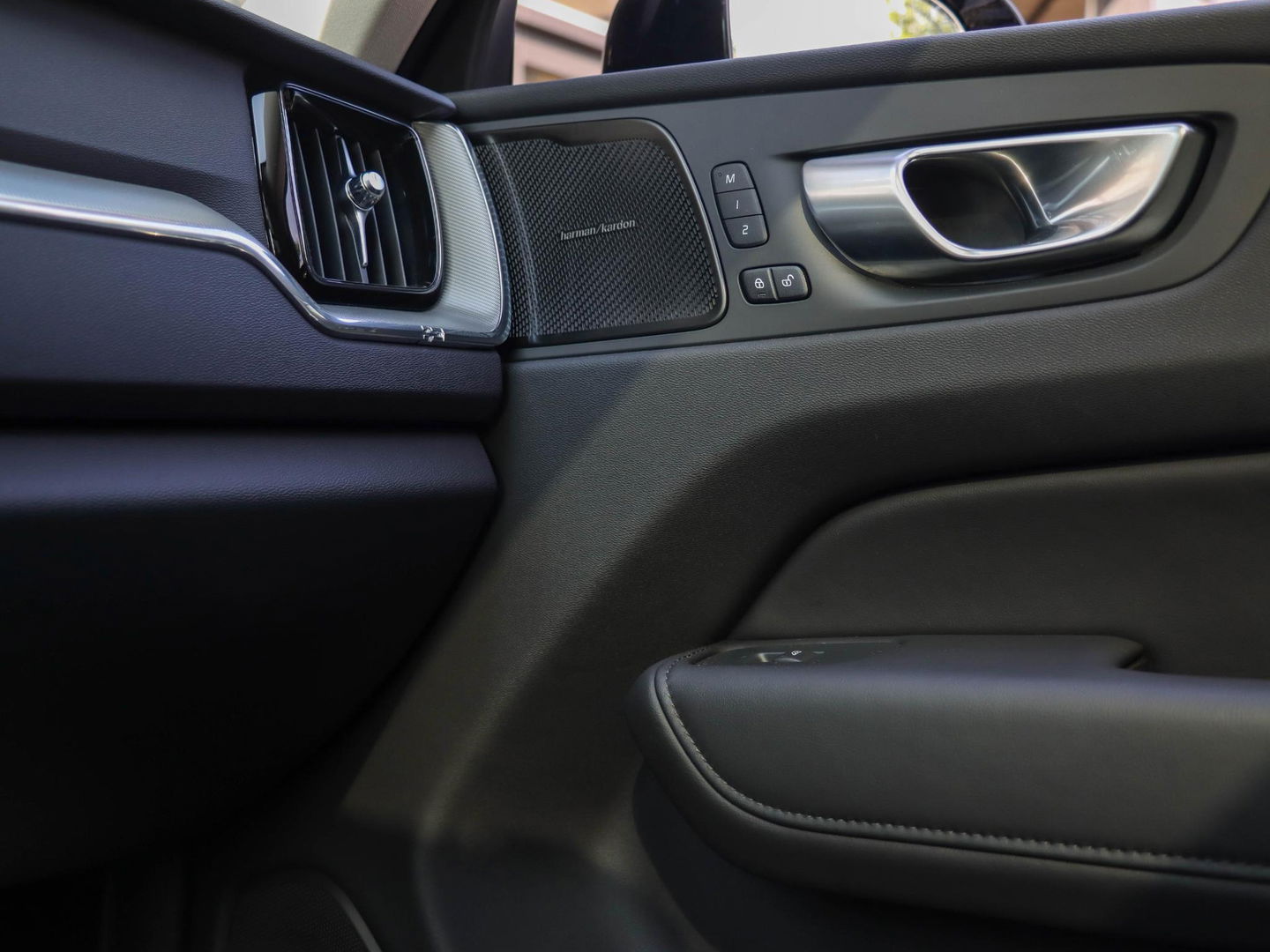 Volvo XC60 T8 Plug-in hybrid AWD Plus Dark 455PK | 360 Cam | 20'' | Harman Kardon | Winterpakket