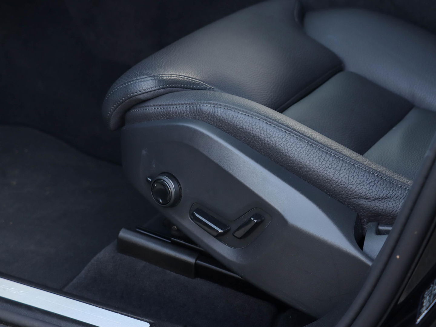 Volvo XC60 T8 Plug-in hybrid AWD Plus Dark 455PK | 360 Cam | 20'' | Harman Kardon | Winterpakket