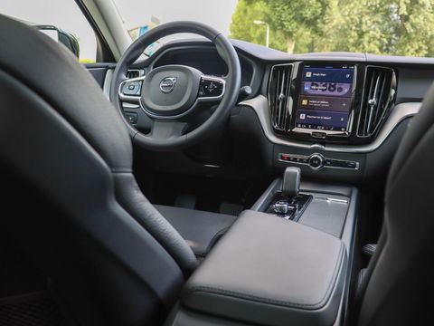 Volvo XC60 T8 Plug-in hybrid AWD Plus Dark 455PK | 360 Cam | Harman Kardon | 20'' | Winterpakket