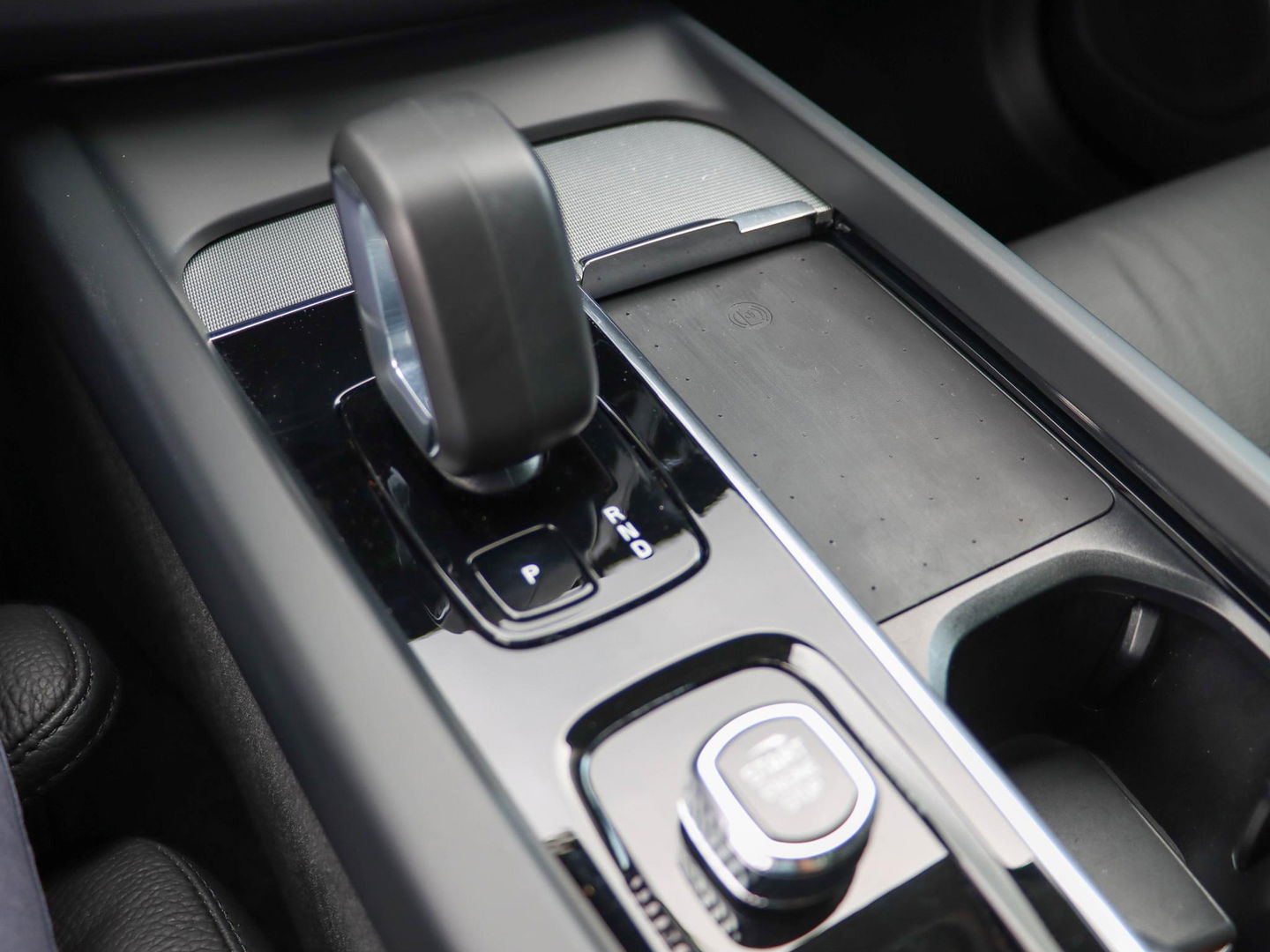 Volvo XC60 T8 Plug-in hybrid AWD Plus Dark 455PK | 360 Cam | Harman Kardon | 20'' | Winterpakket