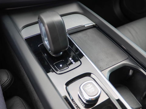 Volvo XC60 T8 Plug-in hybrid AWD Plus Dark 455PK | 360 Cam | Harman Kardon | 20'' | Winterpakket