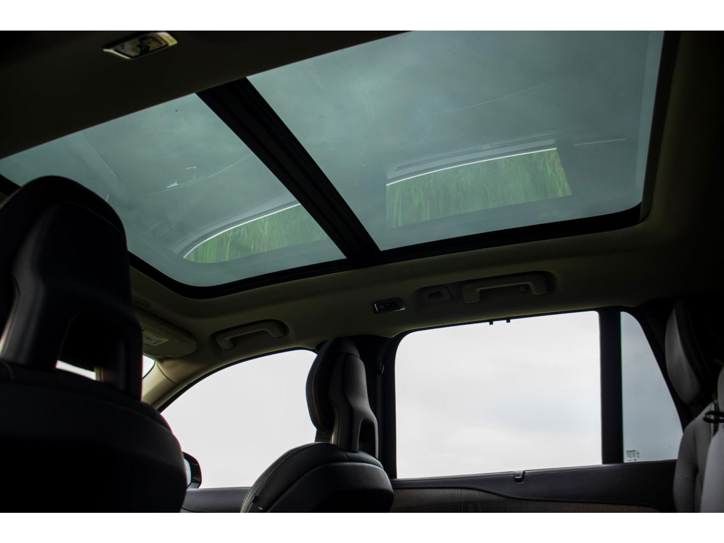 Volvo XC90 T8 Recharge 7p. AWD R-Design | Luchtvering | 22'' | Trekhaak | Stoelkoeling/verwarming