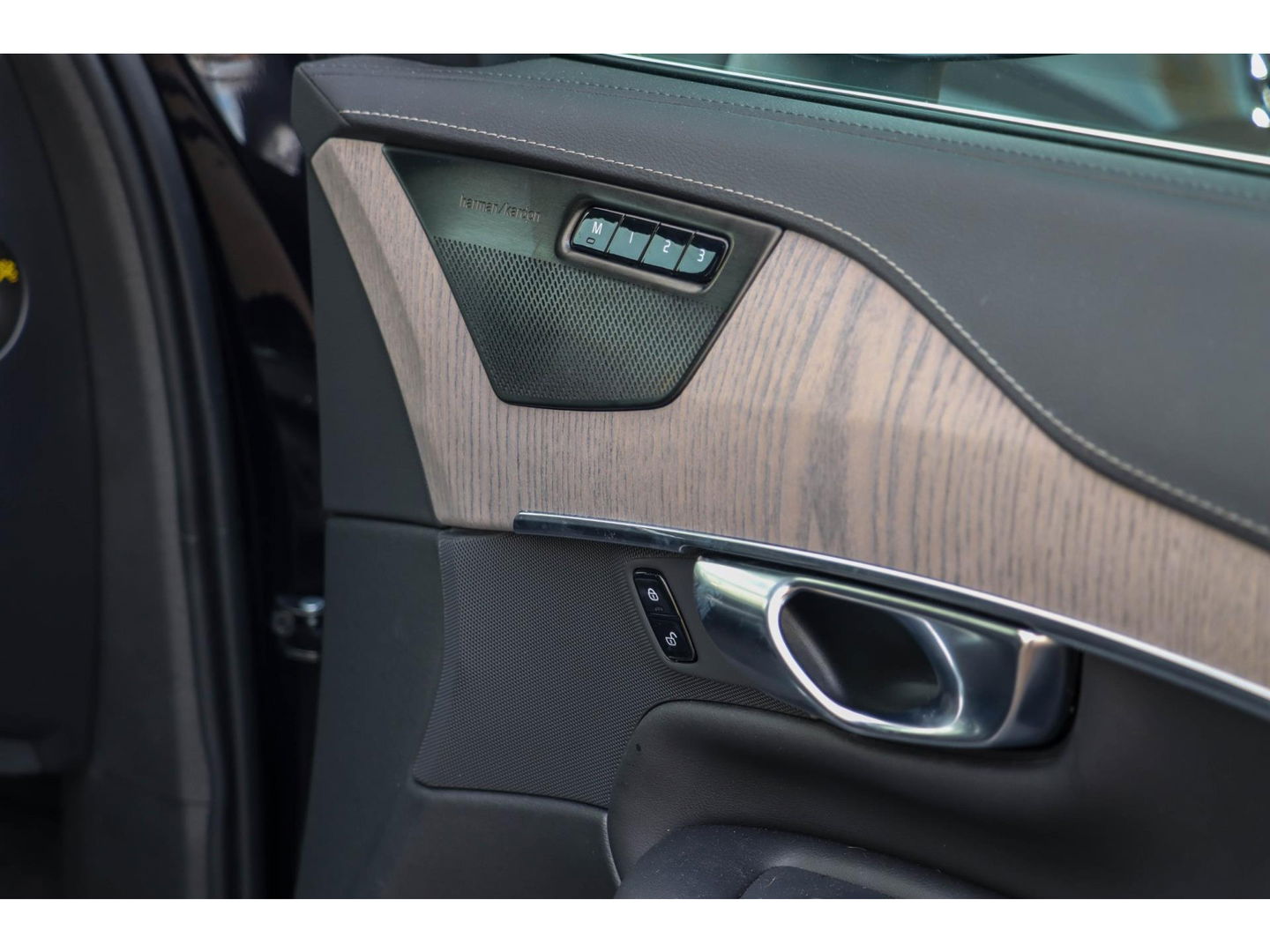 Volvo XC90 T8 Recharge 7p. AWD R-Design | Luchtvering | 22'' | Trekhaak | Stoelkoeling/verwarming
