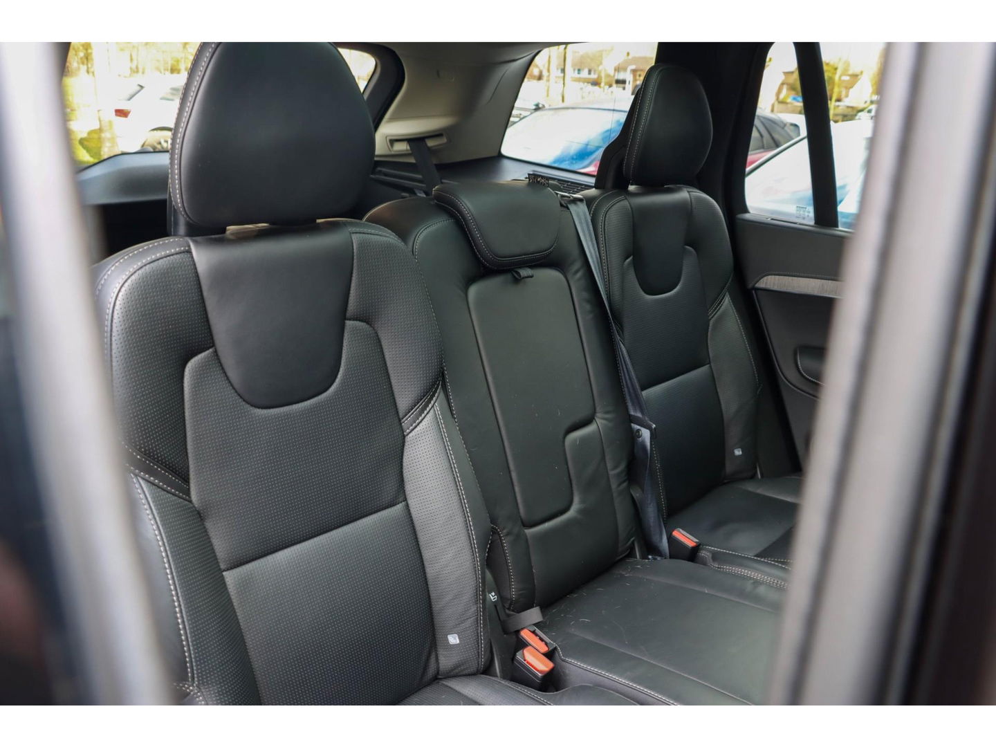 Volvo XC90 T8 Recharge 7p. AWD R-Design | Luchtvering | 22'' | Trekhaak | Stoelkoeling/verwarming