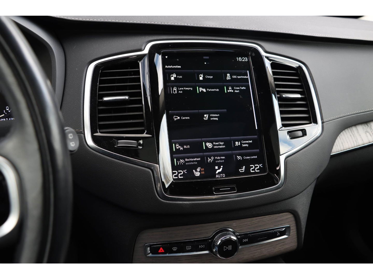 Volvo XC90 T8 Recharge 7p. AWD R-Design | Luchtvering | 22'' | Trekhaak | Stoelkoeling/verwarming