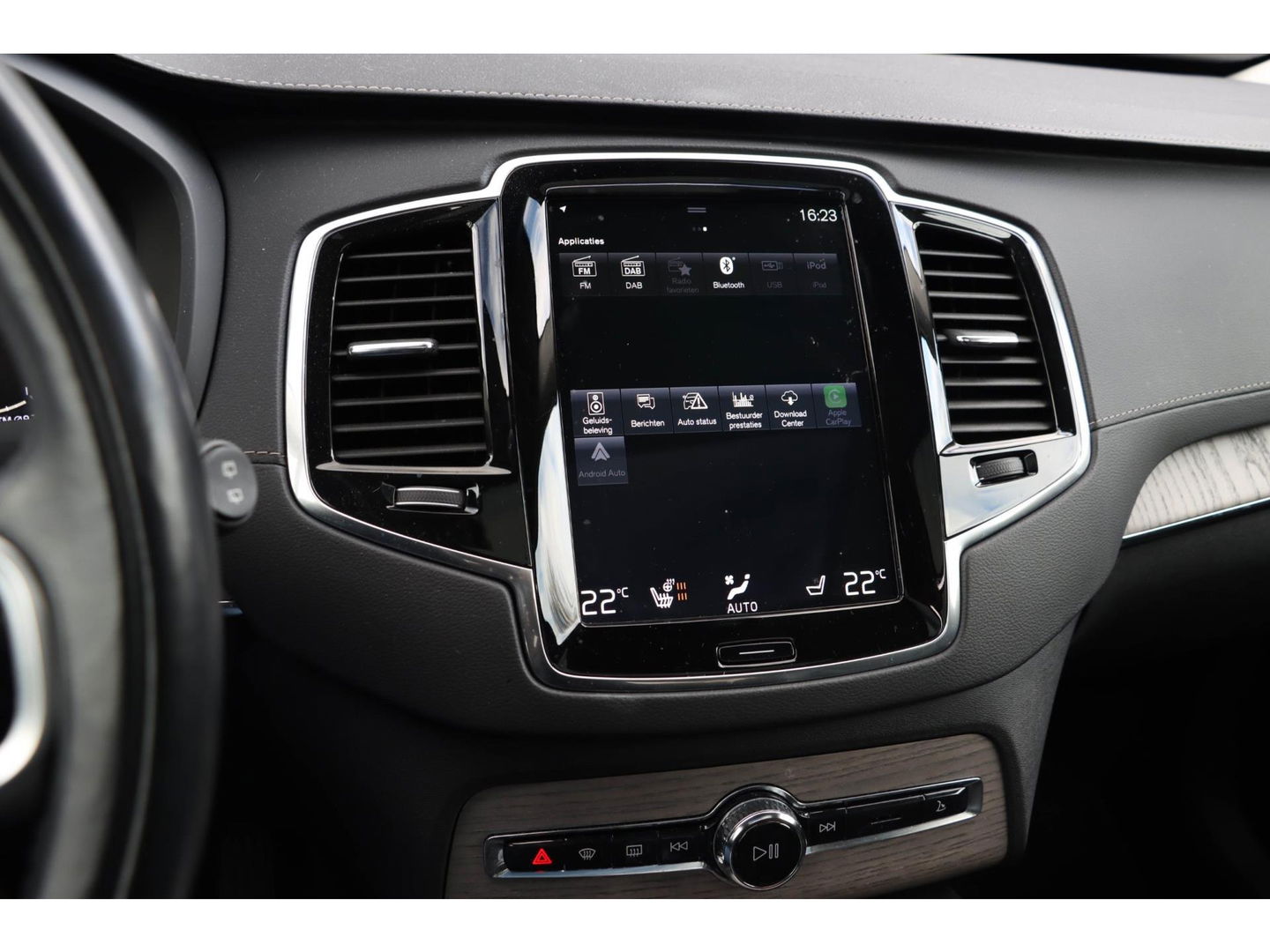 Volvo XC90 T8 Recharge 7p. AWD R-Design | Luchtvering | 22'' | Trekhaak | Stoelkoeling/verwarming