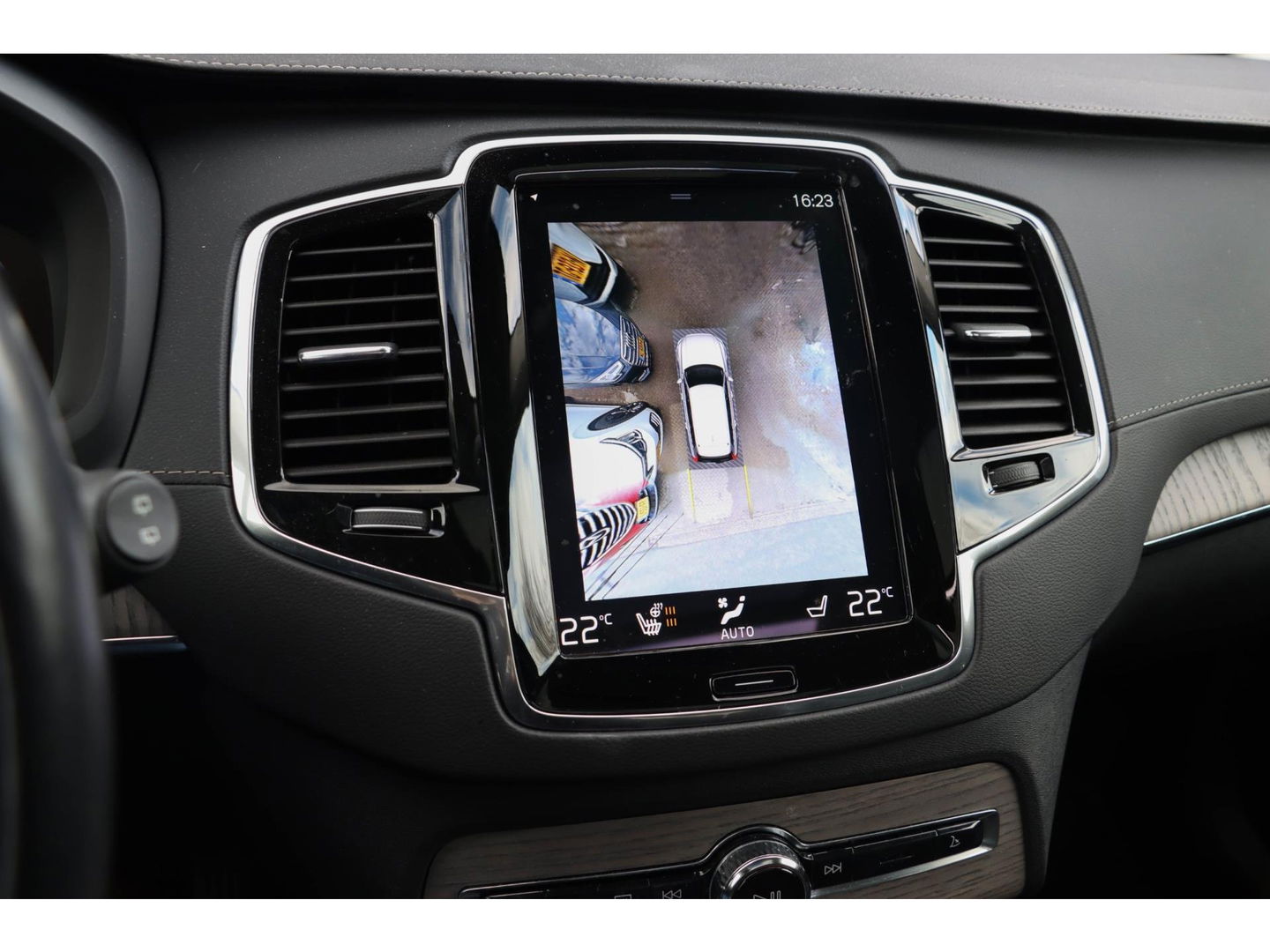Volvo XC90 T8 Recharge 7p. AWD R-Design | Luchtvering | 22'' | Trekhaak | Stoelkoeling/verwarming