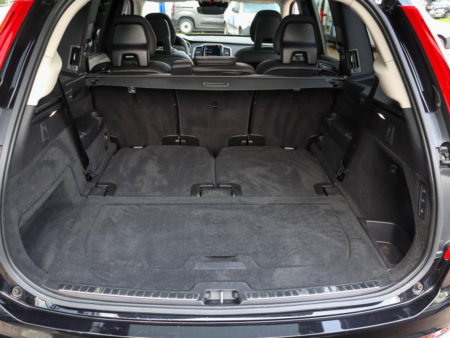 Volvo XC90 T8 Recharge 7p. AWD R-Design | Luchtvering | 22'' | Trekhaak | Stoelkoeling/verwarming
