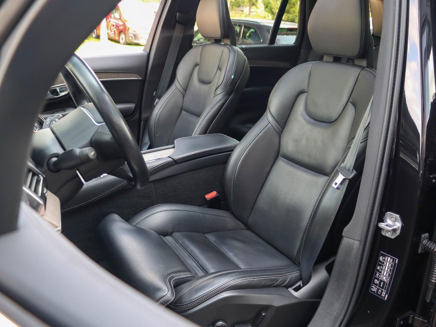 Volvo XC90 T8 Recharge 7p. AWD R-Design | Luchtvering | 22'' | Trekhaak | Stoelkoeling/verwarming