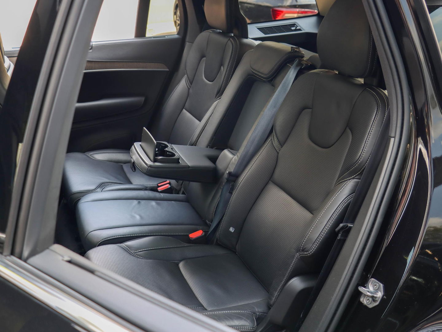 Volvo XC90 T8 Recharge 7p. AWD R-Design | Luchtvering | 22'' | Trekhaak | Stoelkoeling/verwarming