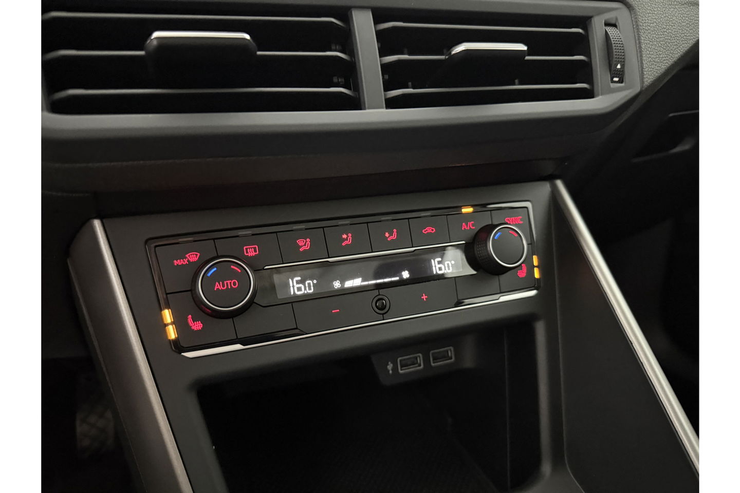 Volkswagen Polo 1.0 TSI LED ACC Carplay Clima Navigatie Stoelverwarming 15"LMV