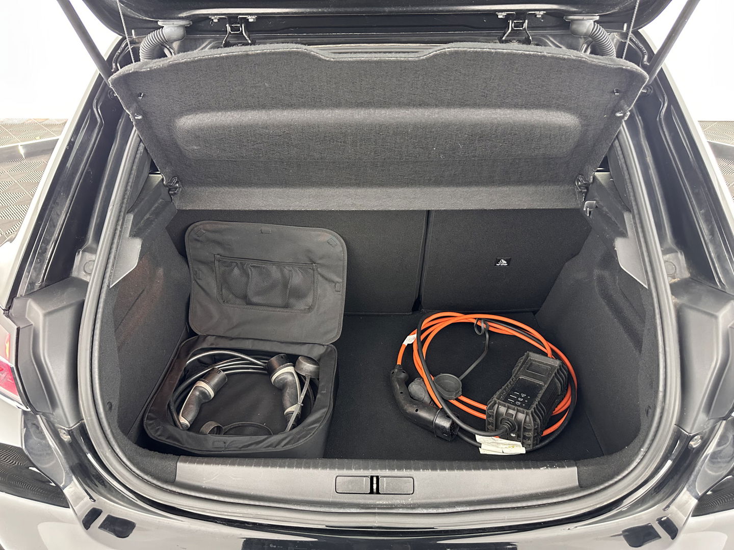 Peugeot e-208 EV Allure 50 kWh (INCL-BTW) *1/2LEATHER | DIGI-COCKPIT | APP-CONNECT | KEYLESS | CCS-FASTLOADER | CAMERA | ECC | PDC | LANE-ASSIST | CRUISE | COMFORT-SEATS | DAB | 16"ALU*