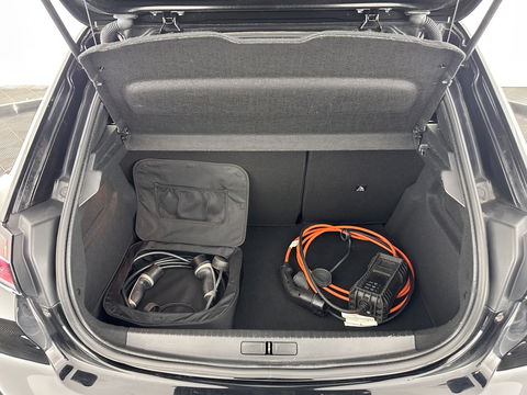Peugeot e-208 EV Allure 50 kWh (INCL-BTW) *1/2LEATHER | DIGI-COCKPIT | APP-CONNECT | KEYLESS | CCS-FASTLOADER | CAMERA | ECC | PDC | LANE-ASSIST | CRUISE | COMFORT-SEATS | DAB | 16"ALU*