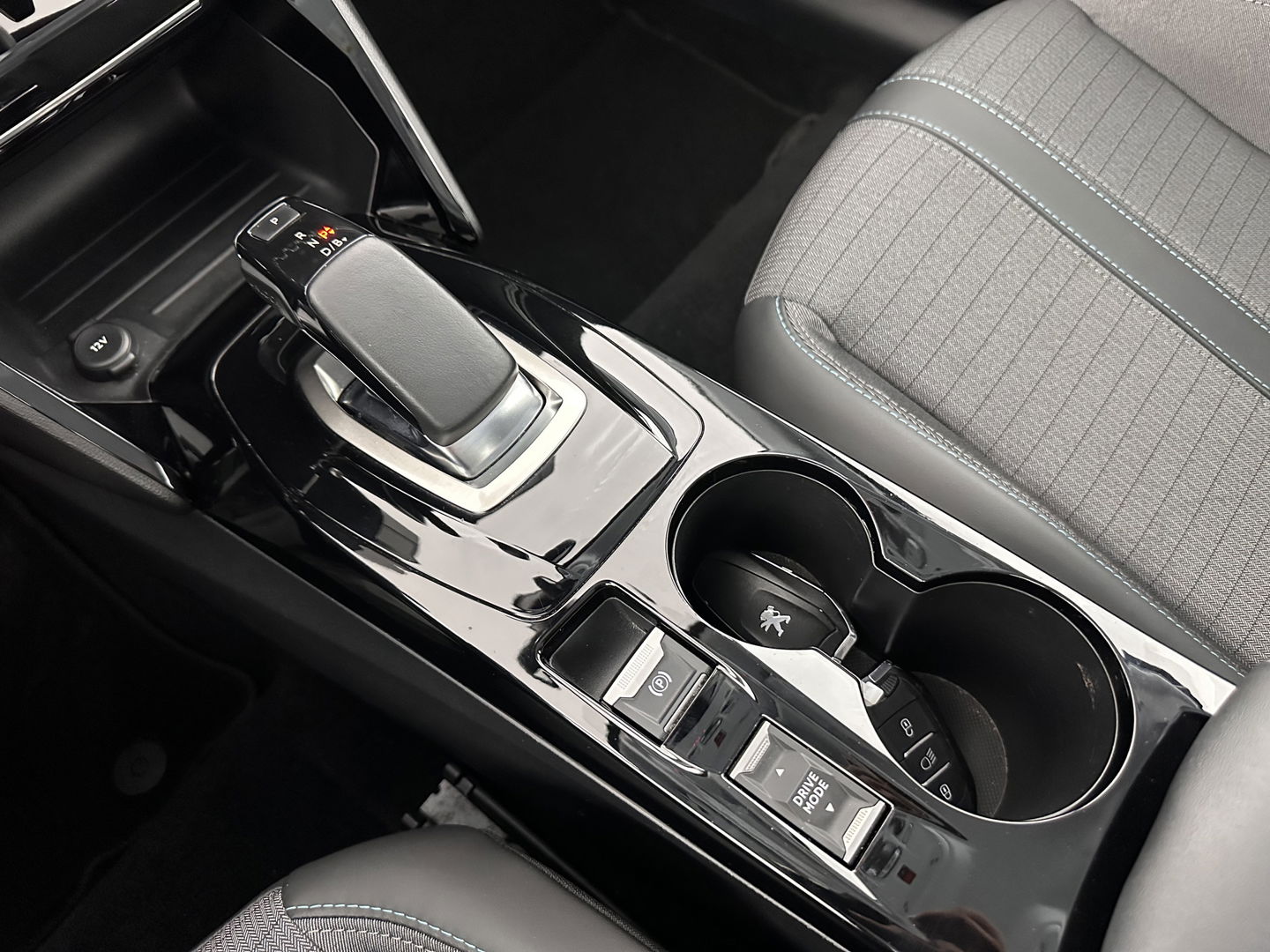 Peugeot e-208 EV Allure 50 kWh (INCL-BTW) *1/2LEATHER | DIGI-COCKPIT | APP-CONNECT | KEYLESS | CCS-FASTLOADER | CAMERA | ECC | PDC | LANE-ASSIST | CRUISE | COMFORT-SEATS | DAB | 16"ALU*