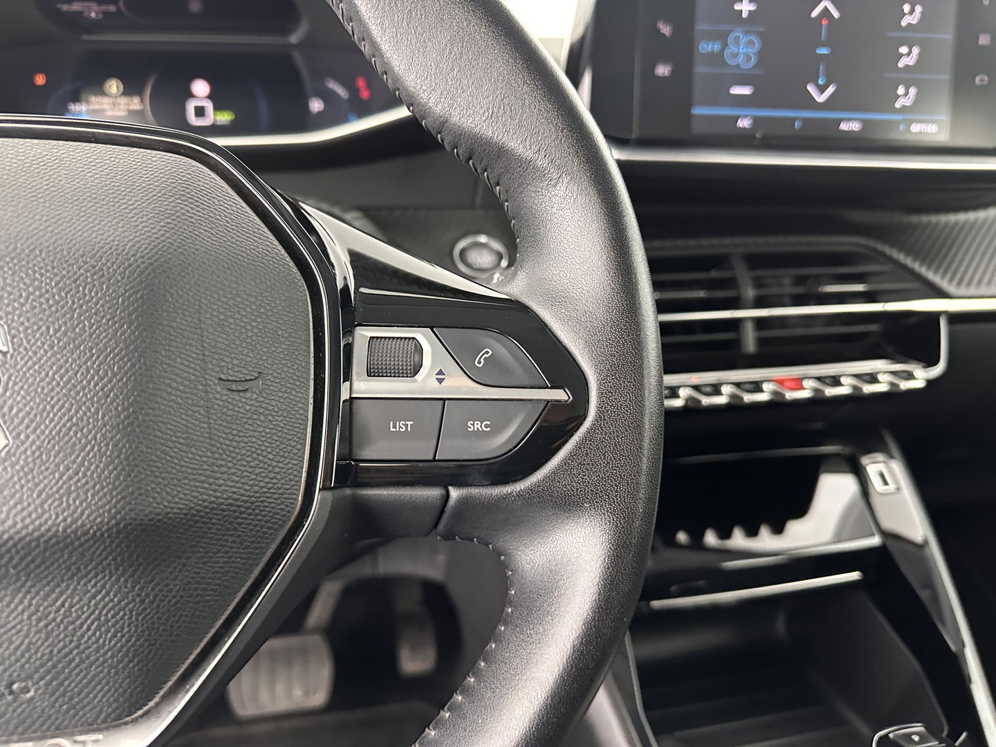 Peugeot e-208 EV Allure 50 kWh (INCL-BTW) *1/2LEATHER | DIGI-COCKPIT | APP-CONNECT | KEYLESS | CCS-FASTLOADER | CAMERA | ECC | PDC | LANE-ASSIST | CRUISE | COMFORT-SEATS | DAB | 16"ALU*
