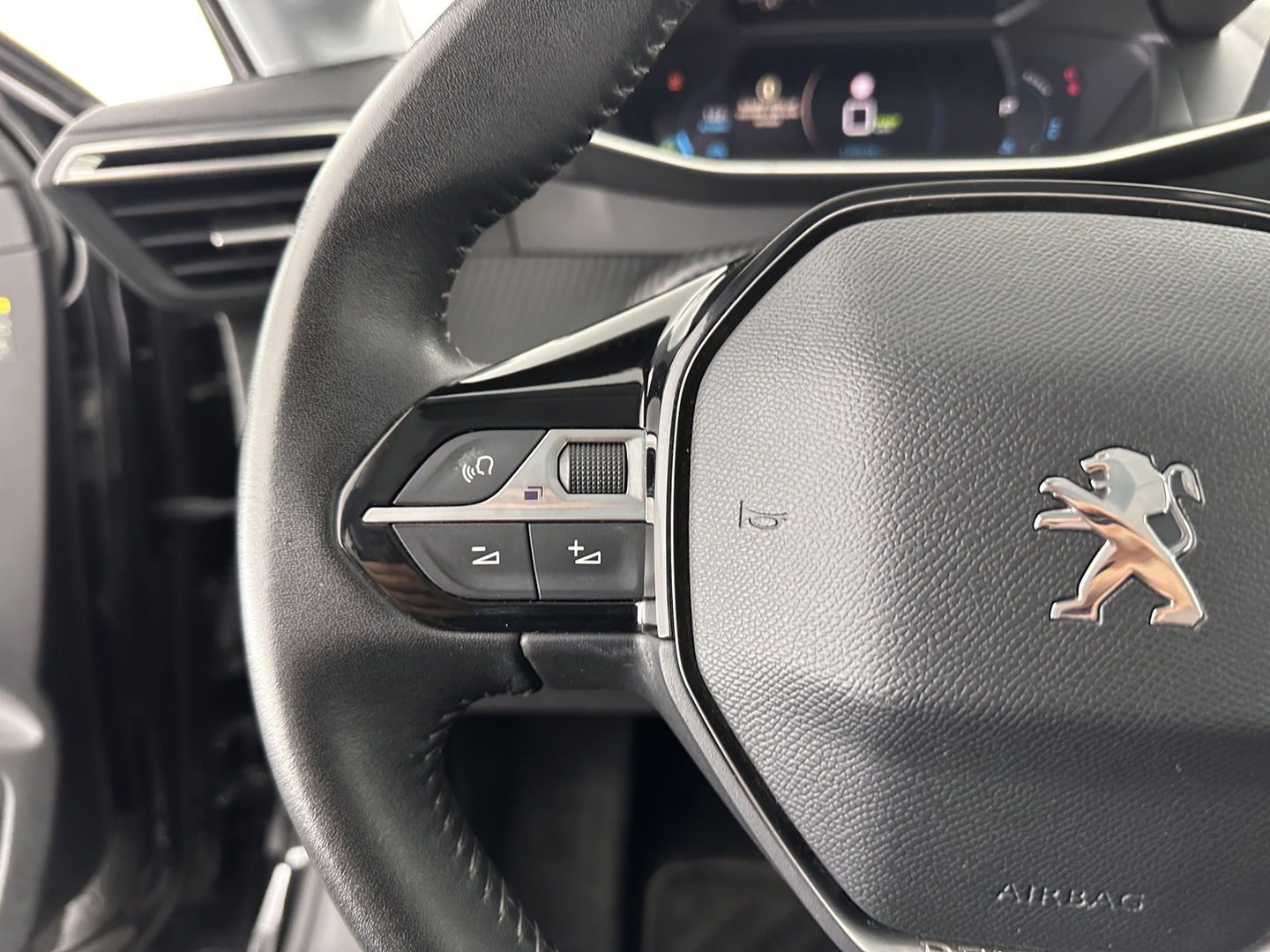 Peugeot e-208 EV Allure 50 kWh (INCL-BTW) *1/2LEATHER | DIGI-COCKPIT | APP-CONNECT | KEYLESS | CCS-FASTLOADER | CAMERA | ECC | PDC | LANE-ASSIST | CRUISE | COMFORT-SEATS | DAB | 16"ALU*