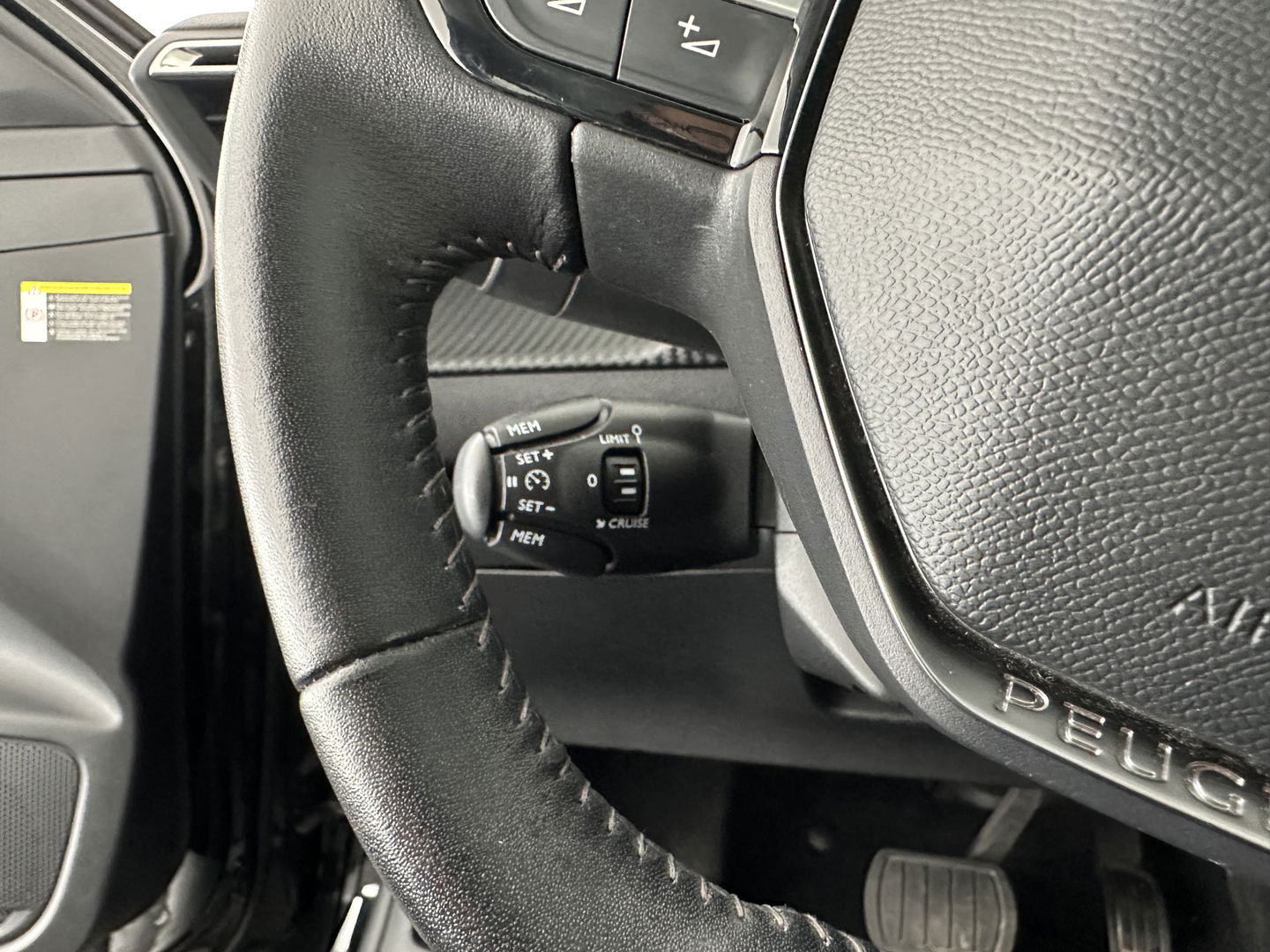 Peugeot e-208 EV Allure 50 kWh (INCL-BTW) *1/2LEATHER | DIGI-COCKPIT | APP-CONNECT | KEYLESS | CCS-FASTLOADER | CAMERA | ECC | PDC | LANE-ASSIST | CRUISE | COMFORT-SEATS | DAB | 16"ALU*