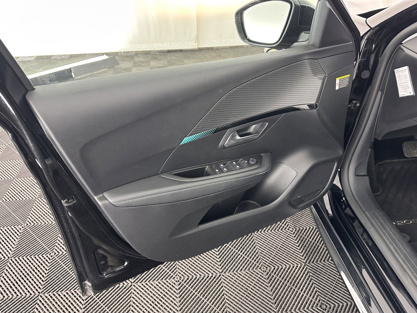 Peugeot e-208 EV Allure 50 kWh (INCL-BTW) *1/2LEATHER | DIGI-COCKPIT | APP-CONNECT | KEYLESS | CCS-FASTLOADER | CAMERA | ECC | PDC | LANE-ASSIST | CRUISE | COMFORT-SEATS | DAB | 16"ALU*