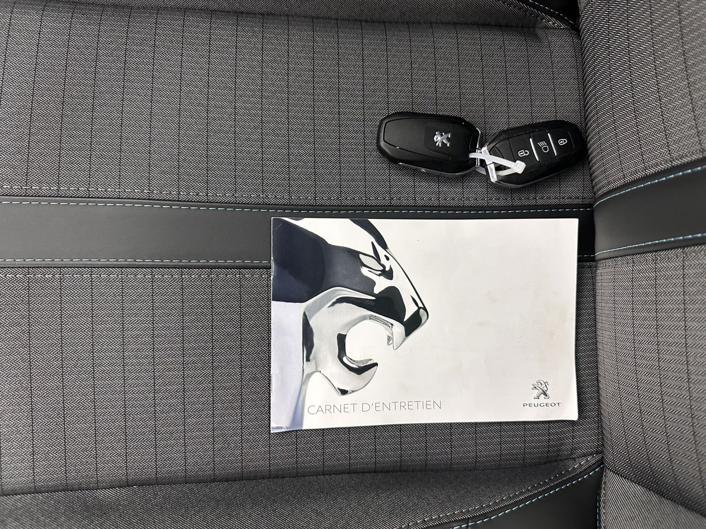 Peugeot e-208 EV Allure 50 kWh (INCL-BTW) *1/2LEATHER | DIGI-COCKPIT | APP-CONNECT | KEYLESS | CCS-FASTLOADER | CAMERA | ECC | PDC | LANE-ASSIST | CRUISE | COMFORT-SEATS | DAB | 16"ALU*