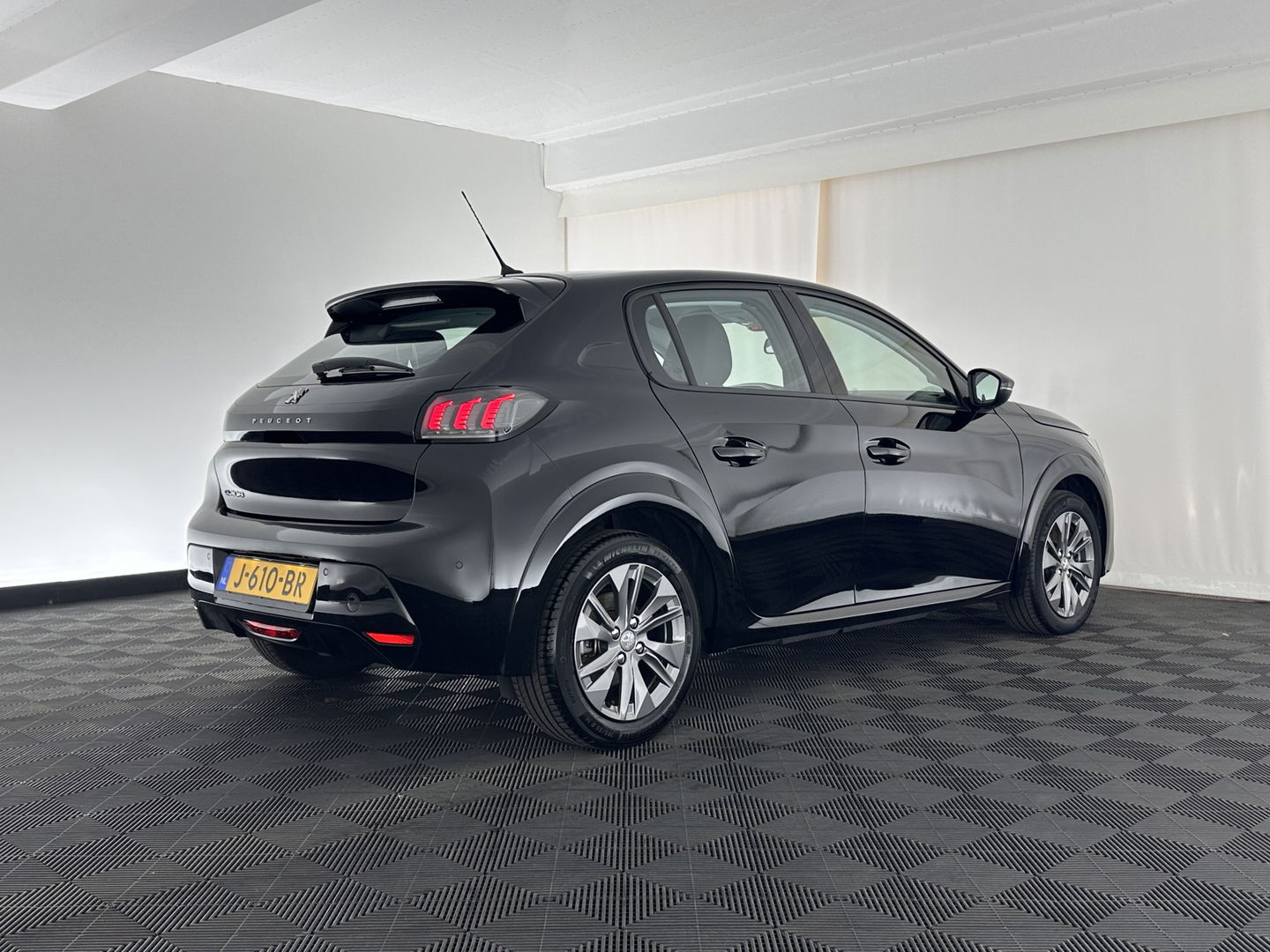 Peugeot e-208 EV Allure 50 kWh (INCL-BTW) *1/2LEATHER | DIGI-COCKPIT | APP-CONNECT | KEYLESS | CCS-FASTLOADER | CAMERA | ECC | PDC | LANE-ASSIST | CRUISE | COMFORT-SEATS | DAB | 16"ALU*