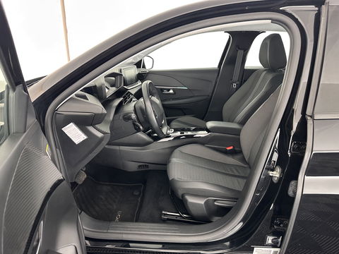 Peugeot e-208 EV Allure 50 kWh (INCL-BTW) *1/2LEATHER | DIGI-COCKPIT | APP-CONNECT | KEYLESS | CCS-FASTLOADER | CAMERA | ECC | PDC | LANE-ASSIST | CRUISE | COMFORT-SEATS | DAB | 16"ALU*