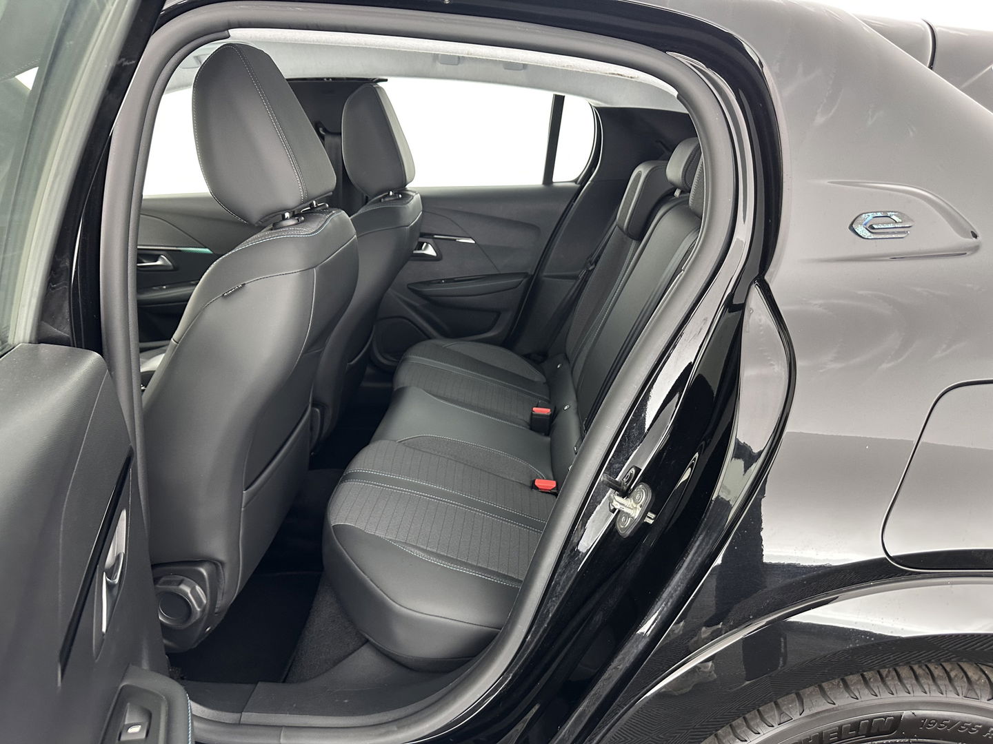 Peugeot e-208 EV Allure 50 kWh (INCL-BTW) *1/2LEATHER | DIGI-COCKPIT | APP-CONNECT | KEYLESS | CCS-FASTLOADER | CAMERA | ECC | PDC | LANE-ASSIST | CRUISE | COMFORT-SEATS | DAB | 16"ALU*