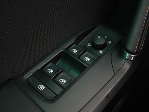 CUPRA Leon 1.5 TSI e-Hybrid | Stoel & stuurverwarming | Camera | Adaptive cruise | Carplay | Sportstoelen | Park Assist | Sfeerverlichting | Keyless | PHEV