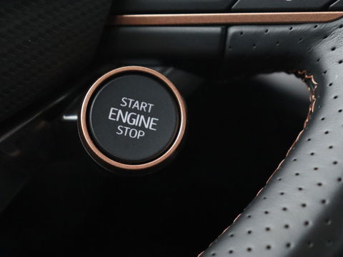 CUPRA Leon 1.5 TSI e-Hybrid | Stoel & stuurverwarming | Camera | Adaptive cruise | Carplay | Sportstoelen | Park Assist | Sfeerverlichting | Keyless | PHEV