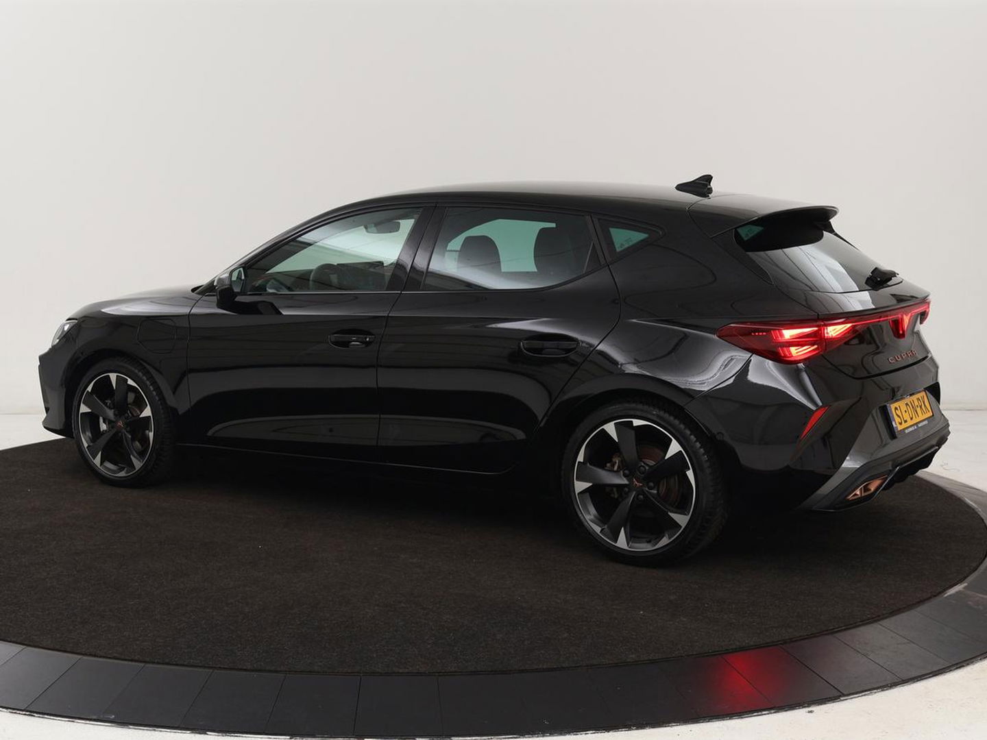 CUPRA Leon 1.5 TSI e-Hybrid | Stoel & stuurverwarming | Camera | Adaptive cruise | Carplay | Sportstoelen | Park Assist | Sfeerverlichting | Keyless | PHEV