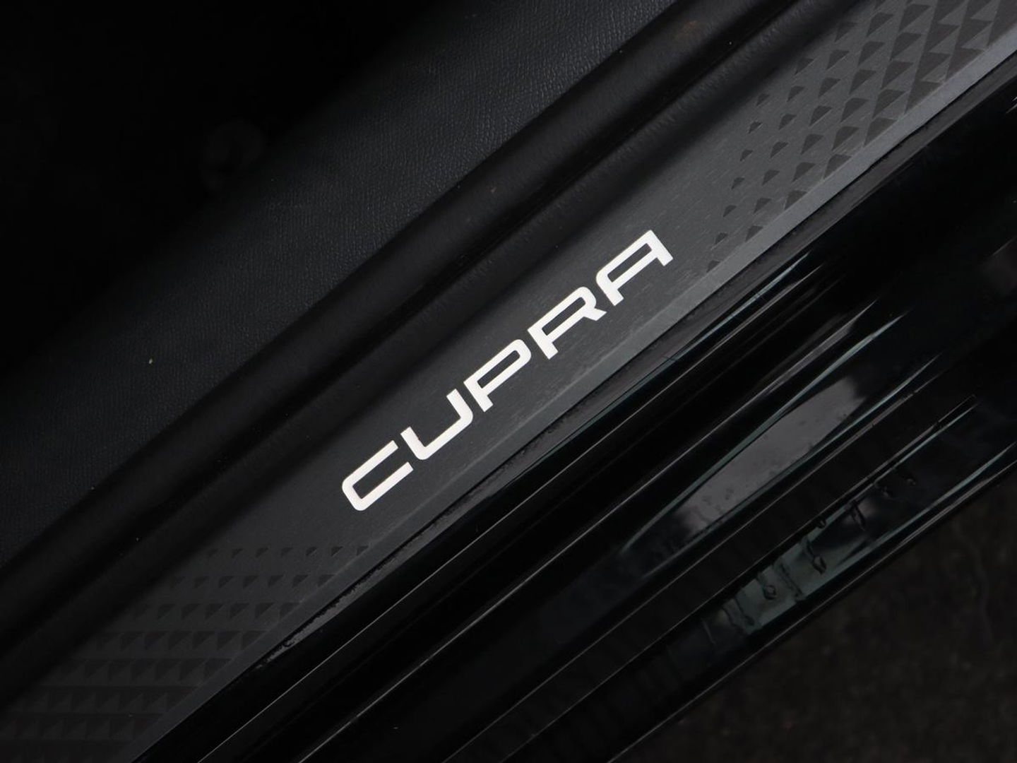 CUPRA Leon 1.5 TSI e-Hybrid | Stoel & stuurverwarming | Camera | Adaptive cruise | Carplay | Sportstoelen | Park Assist | Sfeerverlichting | Keyless | PHEV