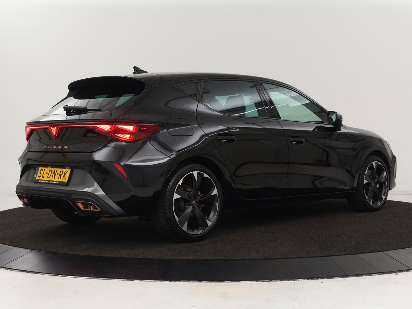 CUPRA Leon 1.5 TSI e-Hybrid | Stoel & stuurverwarming | Camera | Adaptive cruise | Carplay | Sportstoelen | Park Assist | Sfeerverlichting | Keyless | PHEV
