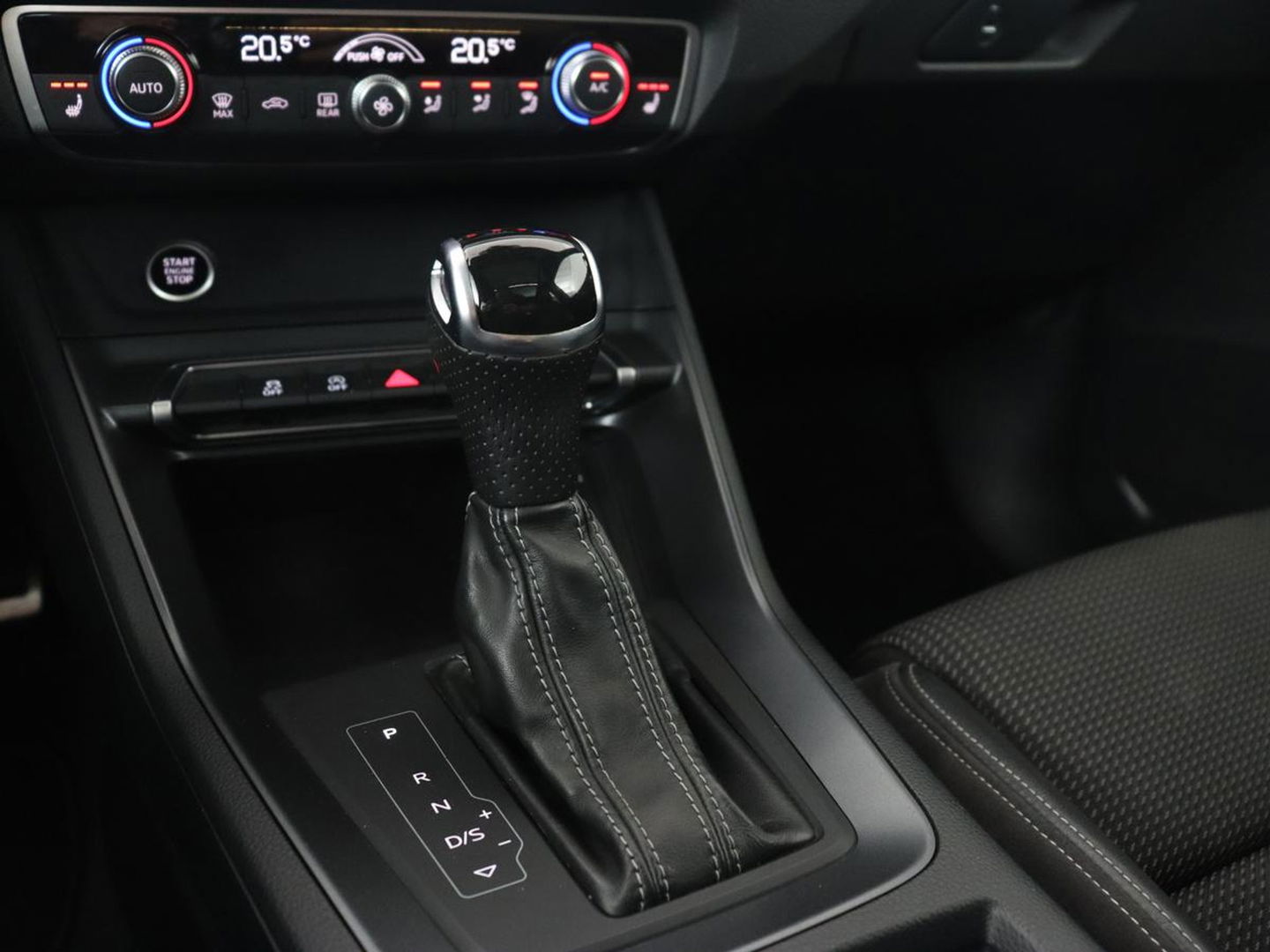 Audi Q3 35 TFSI S Line Pro Line S | Panoramadak | Stoelverwarming | Adaptive cruise | Carplay | Trekhaak | Keyless | Virual Cockpit | Half leder | DAB | Full LED