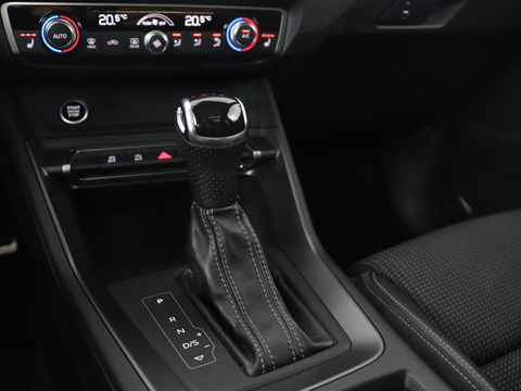 Audi Q3 35 TFSI S Line Pro Line S | Panoramadak | Stoelverwarming | Adaptive cruise | Carplay | Trekhaak | Keyless | Virual Cockpit | Half leder | DAB | Full LED
