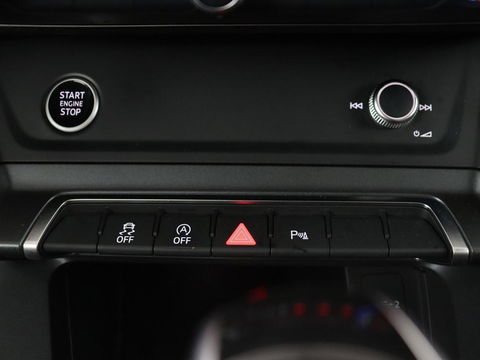 Audi Q3 35 TFSI S Line Pro Line S | Panoramadak | Stoelverwarming | Adaptive cruise | Carplay | Trekhaak | Keyless | Virual Cockpit | Half leder | DAB | Full LED