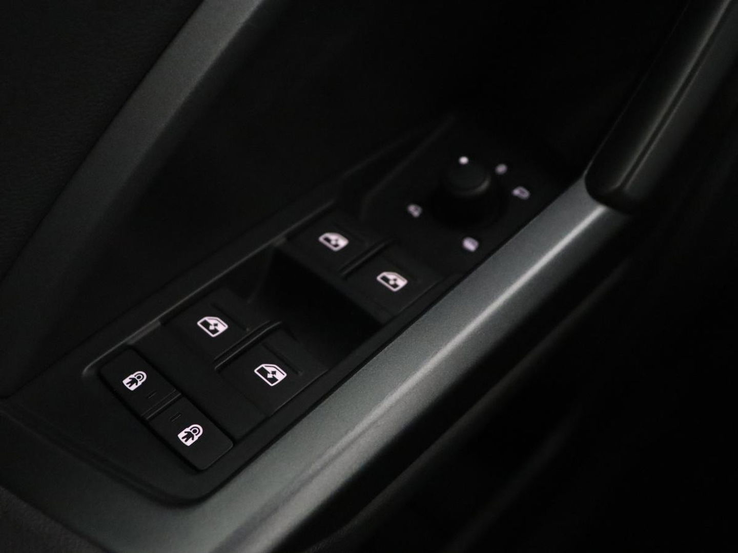 Audi Q3 35 TFSI S Line Pro Line S | Panoramadak | Stoelverwarming | Adaptive cruise | Carplay | Trekhaak | Keyless | Virual Cockpit | Half leder | DAB | Full LED