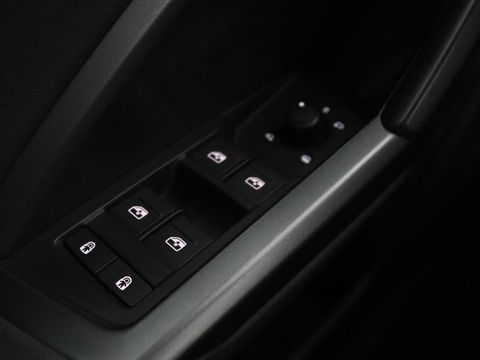 Audi Q3 35 TFSI S Line Pro Line S | Panoramadak | Stoelverwarming | Adaptive cruise | Carplay | Trekhaak | Keyless | Virual Cockpit | Half leder | DAB | Full LED