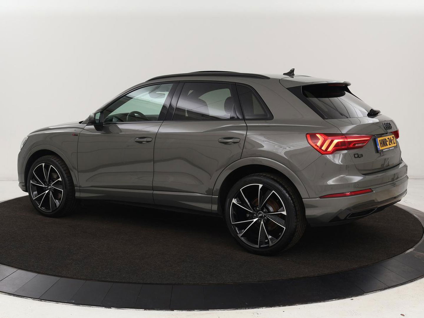 Audi Q3 35 TFSI S Line Pro Line S | Panoramadak | Stoelverwarming | Adaptive cruise | Carplay | Trekhaak | Keyless | Virual Cockpit | Half leder | DAB | Full LED