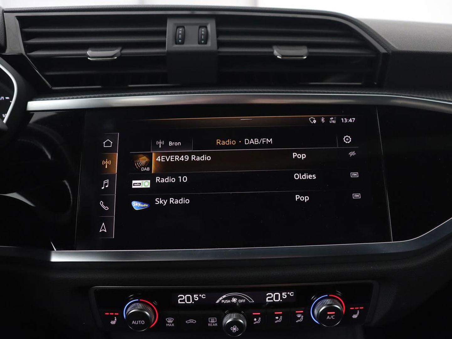 Audi Q3 35 TFSI S Line Pro Line S | Panoramadak | Stoelverwarming | Adaptive cruise | Carplay | Trekhaak | Keyless | Virual Cockpit | Half leder | DAB | Full LED