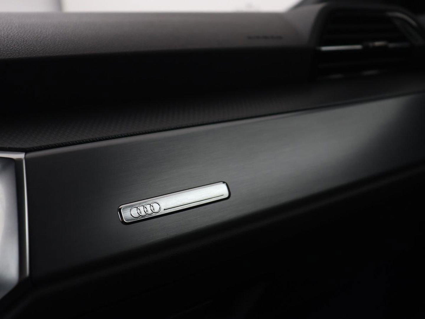 Audi Q3 35 TFSI S Line Pro Line S | Panoramadak | Stoelverwarming | Adaptive cruise | Carplay | Trekhaak | Keyless | Virual Cockpit | Half leder | DAB | Full LED