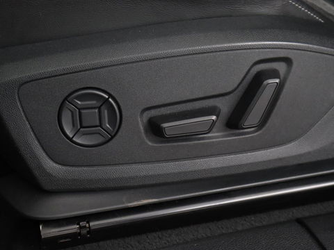 Audi Q3 35 TFSI S Line Pro Line S | Panoramadak | Stoelverwarming | Adaptive cruise | Carplay | Trekhaak | Keyless | Virual Cockpit | Half leder | DAB | Full LED